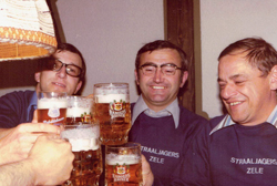 Willy met zijn goede vriend Roger Baert in Duitsland met een grote pot bier.
